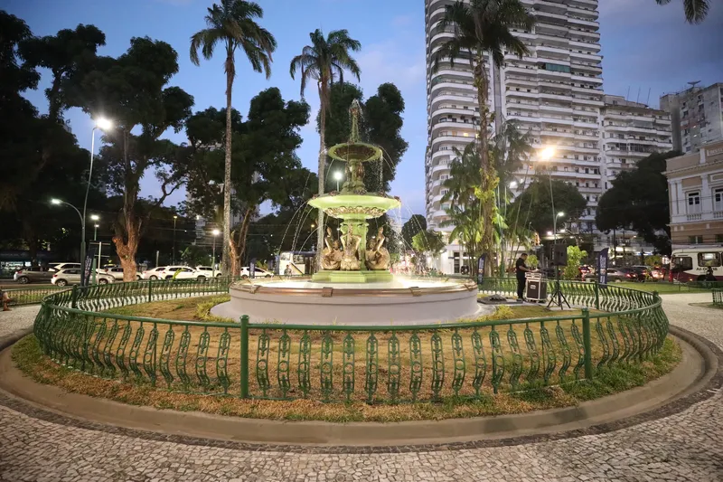 No último dia 21 um homem foi flagrado tomando banho no chafariz da Praça da Sereia e às proximidades um muro era alvo de pichação. A GMB interveio.