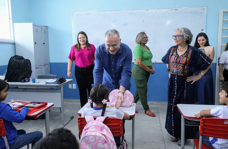 O prefeito visitou os espaços e conversou com os alunos sobre as melhorias na escola.