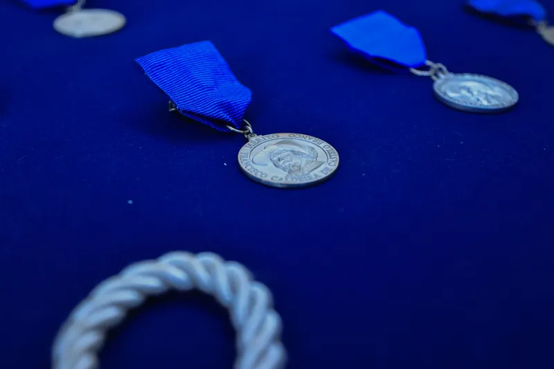 A medalha é destinada a reconhecer pessoas que tenham prestado relevantes serviços ao município ou que possuam mérito excepcional digno de distinção.