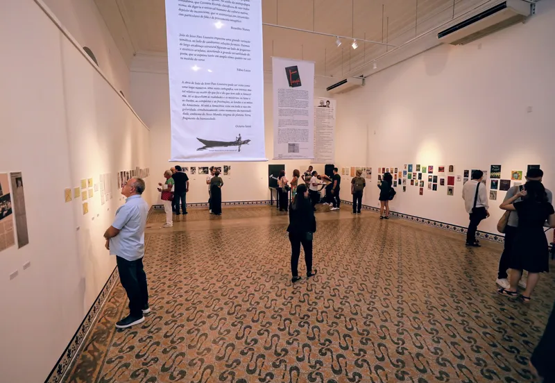 Exposição no Mabe homenageia o poeta e escritor João de Jesus Paes Loureiro <div class='credito_fotos'>Foto: DINEI SOUZA / AG.BELÉM   |   <a href='/midias/2025/originais/8b038610-02b5-40bd-ac74-b4bc6df948d6.jpg' download><i class='fa-solid fa-download'></i> Download</a></div>