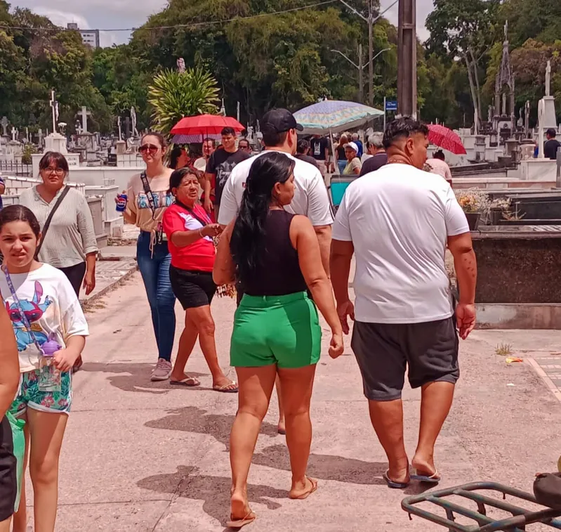A expectativa inicial era de cerca de 65 mil, mas saltou para 85 mil pessoas em homenagens e orações aos entes queridos.