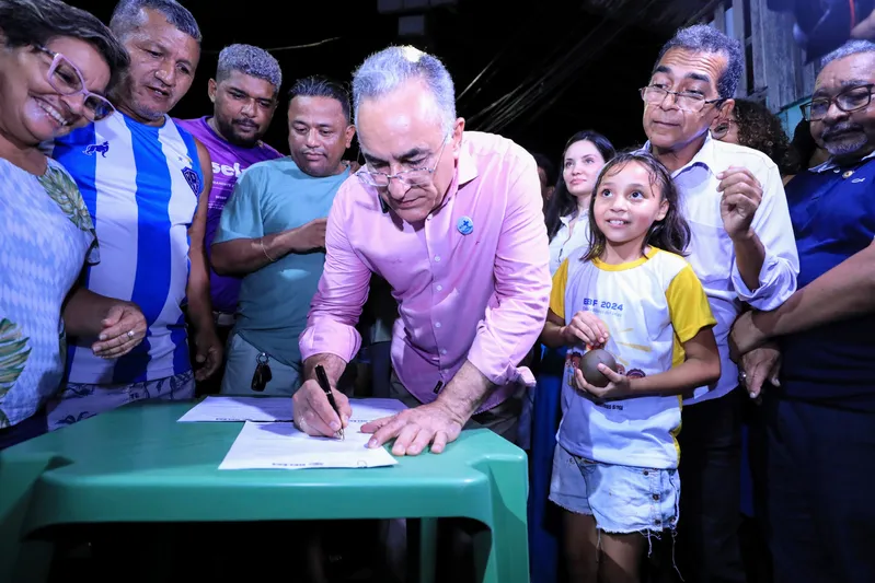 Prefeito assina novas ordens de serviço. <div class='credito_fotos'>Foto: DINEI SOUZA / AG.BELÉM | <a href='/midias/2025/originais/8d122f85-0f8c-4e29-902e-fbbbe5327d17.jpg' download><i class='fa-solid fa-download'></i> Download</a></div>