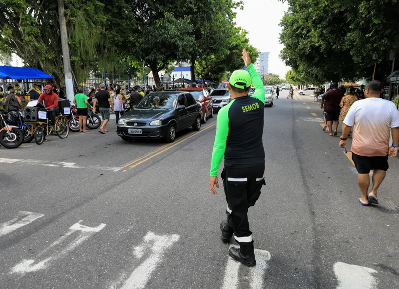Agentes da Semob orientaram o trânsito próximo aos cemitérios, para evitar congestionamentos.