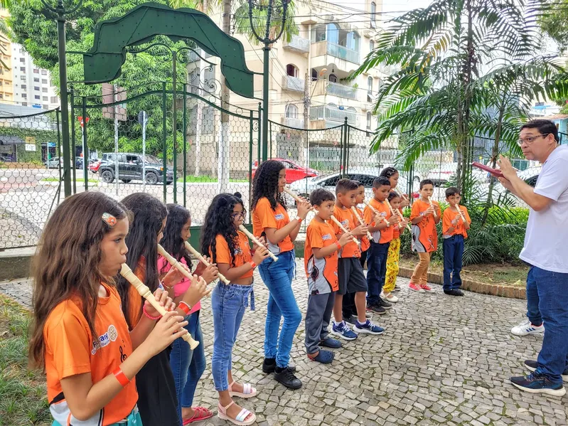 Ensaio dos estudantes da Escola Josino Viana, do bairro da Pedreira. <div class='credito_fotos'>Foto: Paulo Roberto Ferreira - Ascom Semec | <a href='/midias/2025/originais/90d276be-d30e-4071-b168-7ee4d08180a3.jpg' download><i class='fa-solid fa-download'></i> Download</a></div>