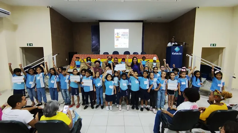 O coral antirracista da EMEIF Therezinha Souza empolgou o público durante apresentação no seminário