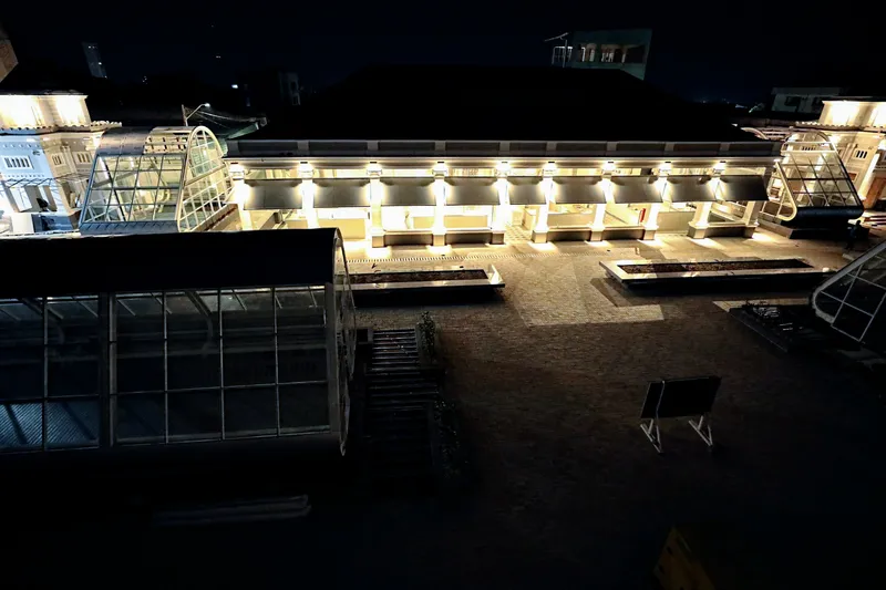 Além da obra de reforma e requalificação do Mercado de São Brás, a Prefeitura de Belém implantou um sistema moderno de iluminação em LED no entorno do imóvel