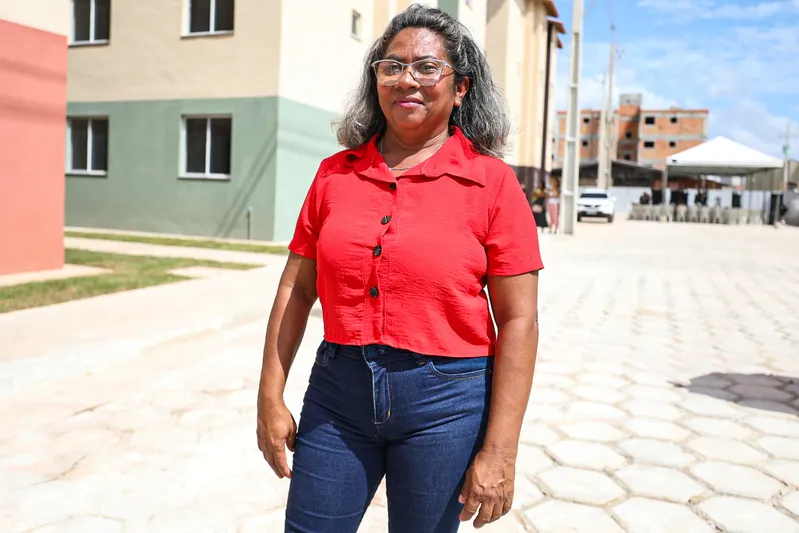 Maria Francinete Lopes, emocionada e realizada,  ao conquistar a casa própria.