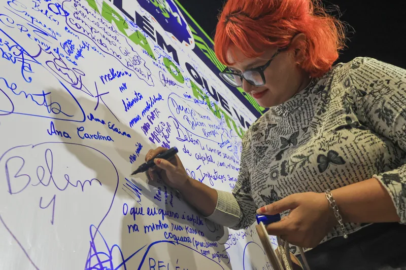 Mural interativo permitiu que o público deixasse mensagens de parabéns e desejos prósperos para a capital paraense <div class='credito_fotos'>Foto: Jader Paes   |   <a href='/midias/2025/originais/97ef1e97-96e7-49a1-bf94-853952ad686c.jpg' download><i class='fa-solid fa-download'></i> Download</a></div>