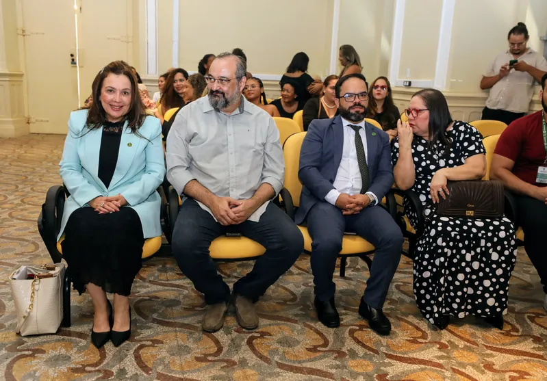 Reitora da Unama, Betânia Fidalgo (à esquerda), e representantes da Unama participaram da certificação.