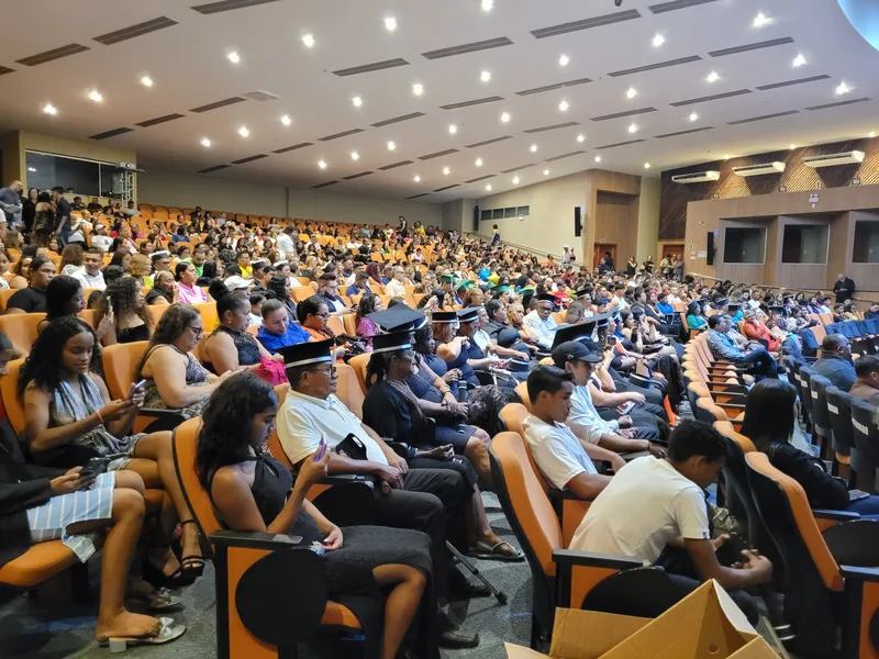 Concluintes dos ensino fundamental e seus familiares celebrando a certificação no auditório Benedito Nunes, da UFPA 