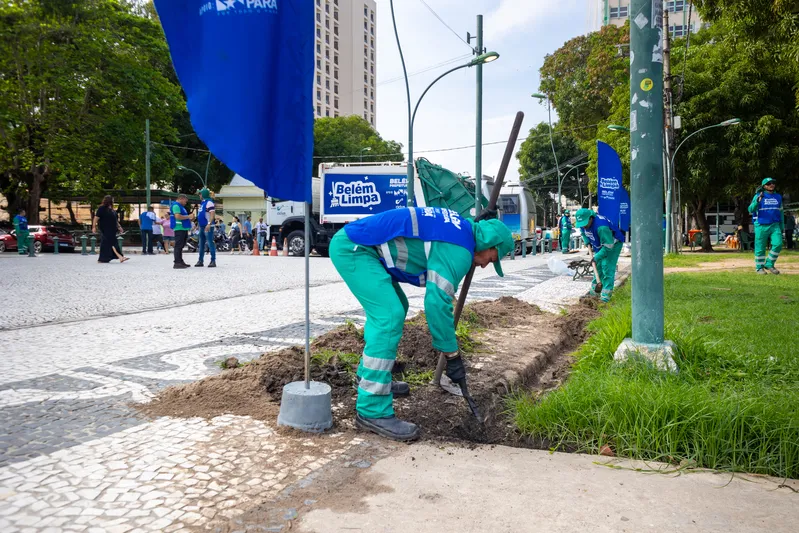 Belém Limpa - Mutirão de limpeza chega a 22 praças da cidade <div class='credito_fotos'>Foto: Foto Kamila Canhedo   |   <a href='/midias/2025/originais/9aab6bac-1740-49eb-b5c6-f85af44b28db.jpg' download><i class='fa-solid fa-download'></i> Download</a></div>