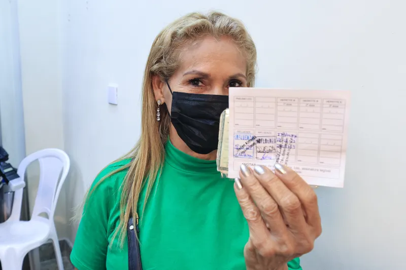 Liduína Ayache mostra a carteirinha em dia que lhe garante saúde e vitalidade aos 65 anos.