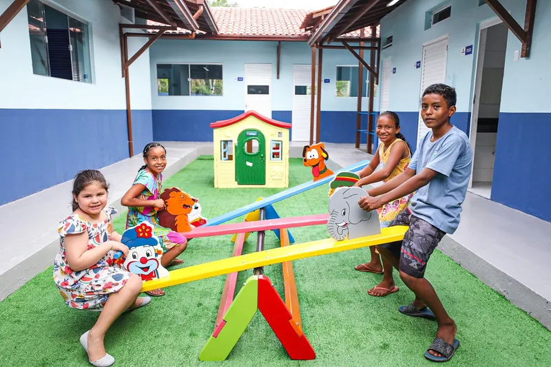 As crianças agora têm a oportunidade de desfrutar de uma escola nova, bonita e revitalizada, com espaços acolhedores. 