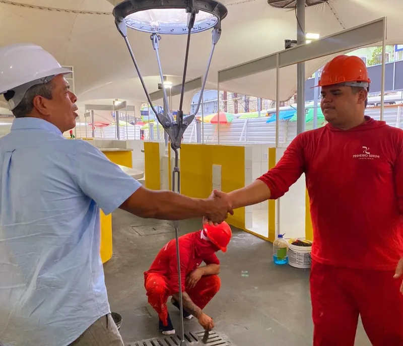 Secretário de Urbanismo, Lélio Costa, conversa com os trabalhadores da obra na feira tradicional. 