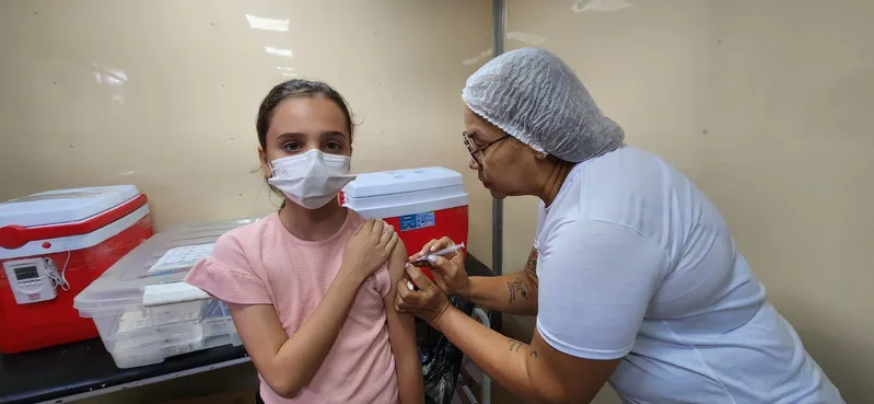 Júlia Fragoso, de 10 anos, garantindo a vacina contra a gripe. <div class='credito_fotos'>Foto: Ascom Sesma | <a href='/midias/2025/originais/9e468470-bc41-43a5-93fe-b52a28a04f89.jpg' download><i class='fa-solid fa-download'></i> Download</a></div>