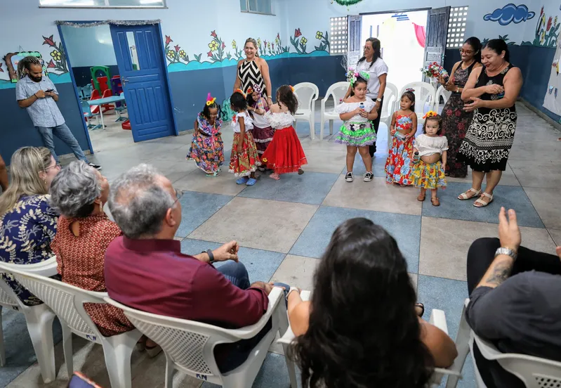 Crianças fizeram apresentação para celebrar a inauguração do anexo.
