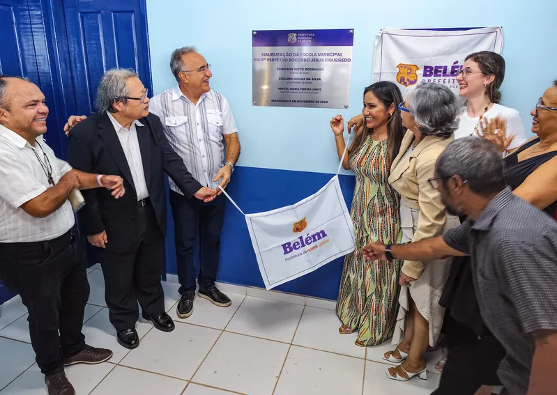Prefeito Edmilson Rodrigues, titular da Semec, Araceli Lemos, cônsul do Japão em Belém,  Tomio Sakamoto, além de gestores  da unidade escolar descerram a placa de inauguração da revitalização da escola