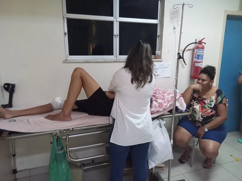 A dona de casa Kelly Barbosa observa o atendimento que o filho Marllon recebe da terapeuta do Consultório PICS: "leveza para a alma".