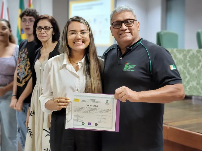 A taxista Rafaela Santos da Penha recebe o certificado das mãos do professor Daniel Palheta (IFPA- Campus Belém)