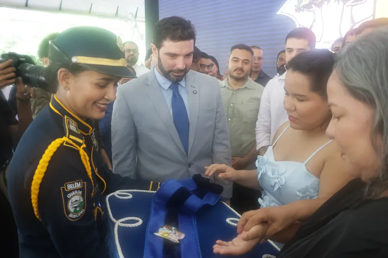A faixa de prefeito foi entregue a Igor Normando pela paratleta Ana Paula Santa Brígida, moradora de Icoaraci.