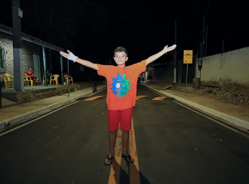 Jhonatan de Sousa Reis,10 anos, diz que agora pode brincar com os colegas na rua que os avós aguardavam asfalto há anos.