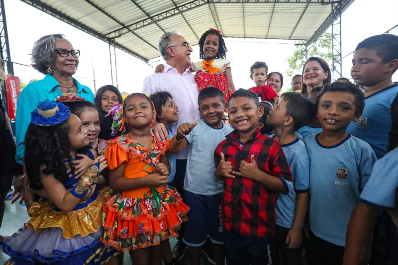 Prefeito Edmilson Rodrigues e secretária municipal de Educação, Araceli Lemos, realizaram a inauguração da revitalização da EMEIF Maria da Conceição de Souza