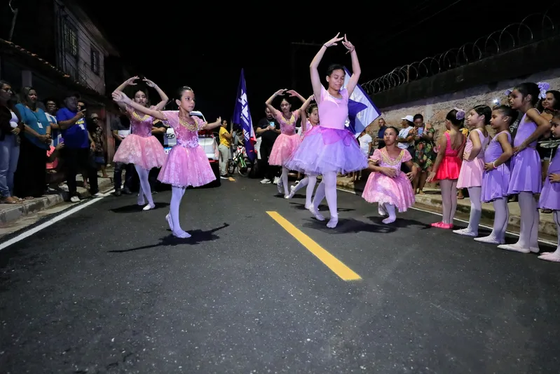Grupo de balé da comunidade faz apresentação na entrega rua pavimentada. <div class='credito_fotos'>Foto: DINEI SOUZA / AG.BELÉM | <a href='/midias/2025/originais/aa716dd8-039d-4d96-952f-379631358c38.jpg' download><i class='fa-solid fa-download'></i> Download</a></div>