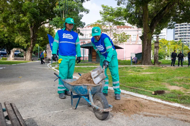 Belém Limpa - Mutirão de limpeza chega a 22 praças da cidade <div class='credito_fotos'>Foto: Foto Kamila Canhedo   |   <a href='/midias/2025/originais/ac6a690a-4e01-49c0-a56b-68981a9f8ff1.jpg' download><i class='fa-solid fa-download'></i> Download</a></div>