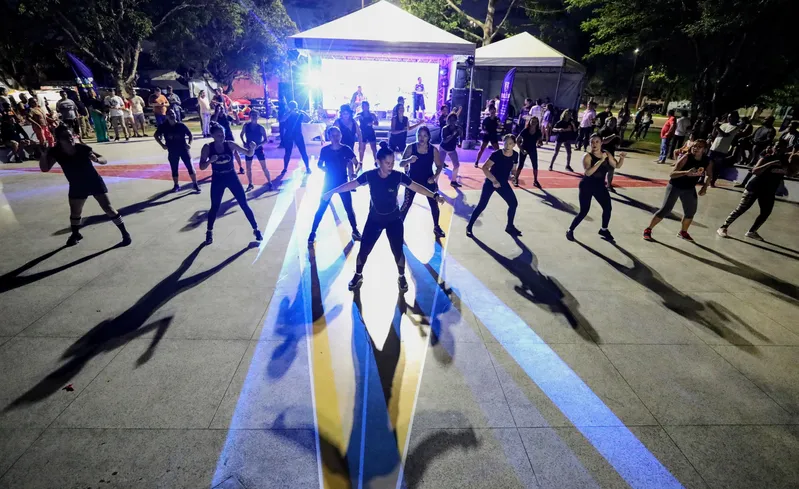 Apresentação de grupo de dança. <div class='credito_fotos'>Foto: DINEI SOUZA / AG.BELÉM | <a href='/midias/2025/originais/acc3732b-a3f3-45a6-9483-c4ae8a23ef9a.jpg' download><i class='fa-solid fa-download'></i> Download</a></div>