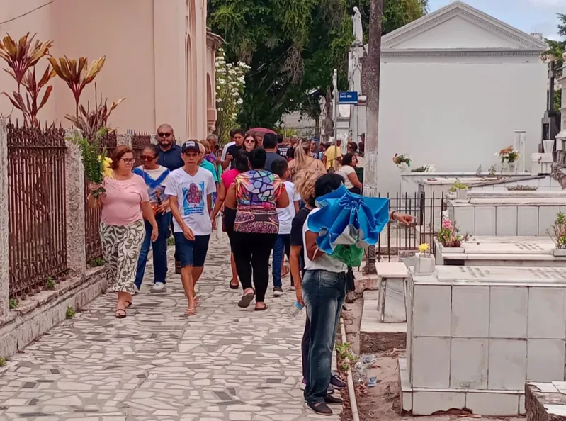 Visitação ao Cemitério Santa Izabel, no bairro do Guamá.