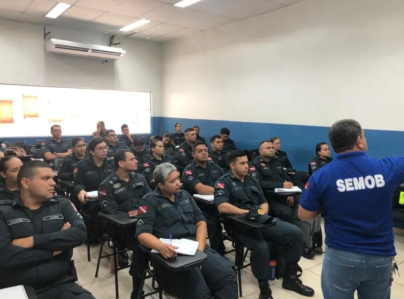 Policiais militares se preparam para reforçar a segurança no trânsito de Belém.