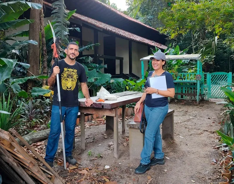 Os engenheiros ambientais Wanderson Silva e Ema Castaneira,responsáveis pela elaboração da cartilha Gigantes da Trilha.