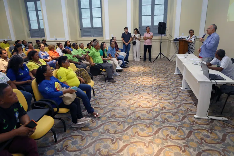 A Cooperativa Filhos do Sol conta com dez trabalhadores e recolhe, em média, cerca de 45 a 50 toneladas, por mês, de resíduos na capital paraense..