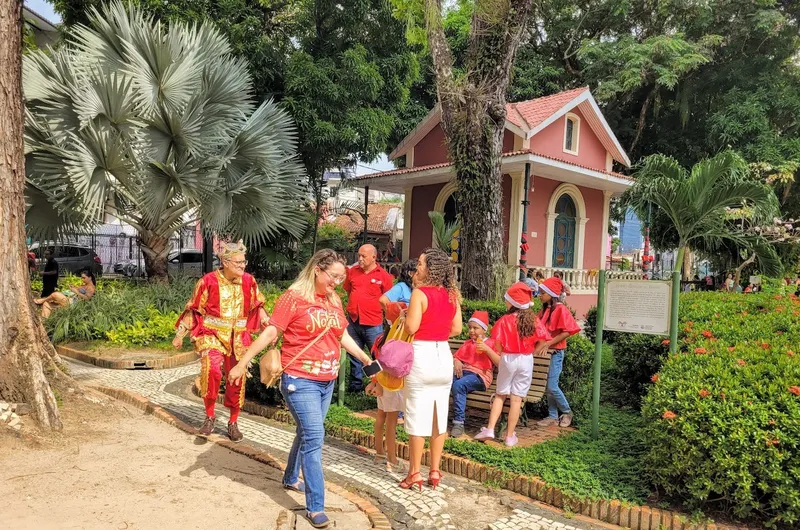A beleza da praça proporcionou um ambiente diferenciado para as crianças e professores <div class='credito_fotos'>Foto: Paulo Roberto Ferreira - Ascom Semec | <a href='/midias/2025/originais/b6a7d39d-c8ea-4d74-87b4-7b12fe4b8dbe.jpg' download><i class='fa-solid fa-download'></i> Download</a></div>