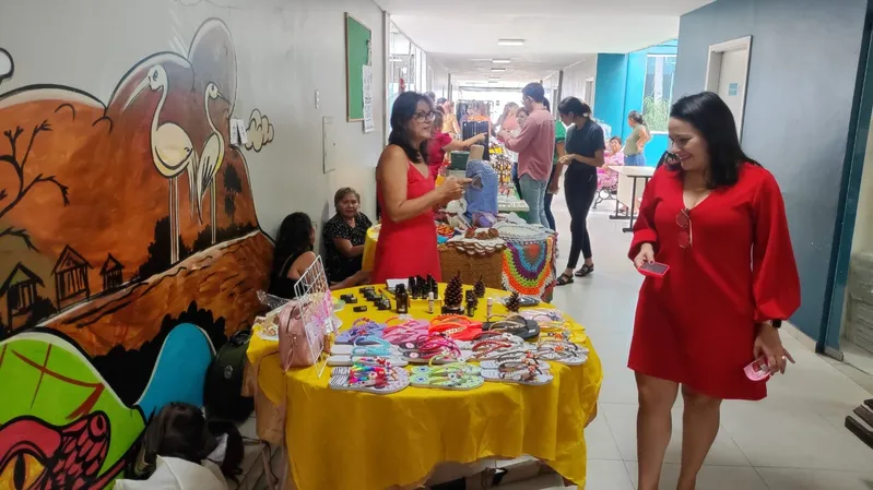 O Salão Paulo Freire da Semec deu espaço para a
 feira Natal Solidária: Arte pela Vida na Semec" 
