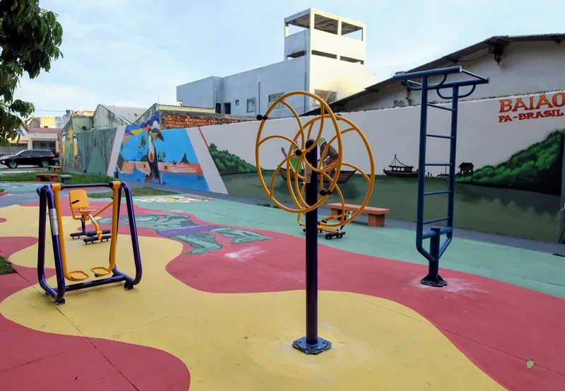 Praça Georgina Arouck recebeu nova pintura, novos equipamentos e revitalização geral