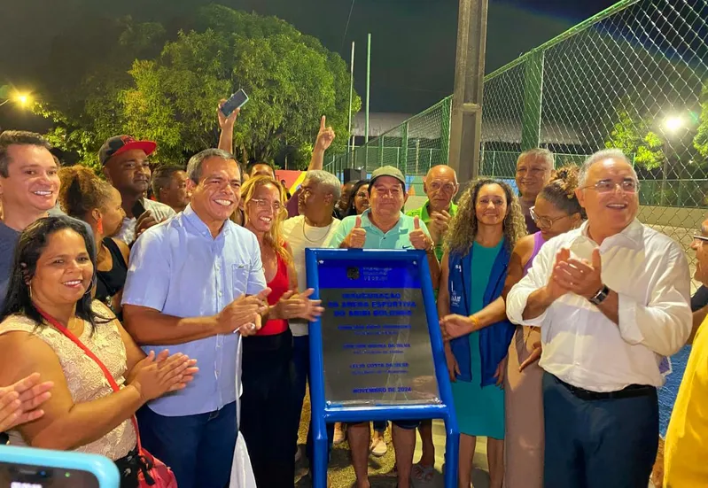 Descerramento da placa de entrega do espaço de lazer no Ariri Bolonha conta com a presença da comunidade, do prefeito Edmilson e do secretário Lélio Costa