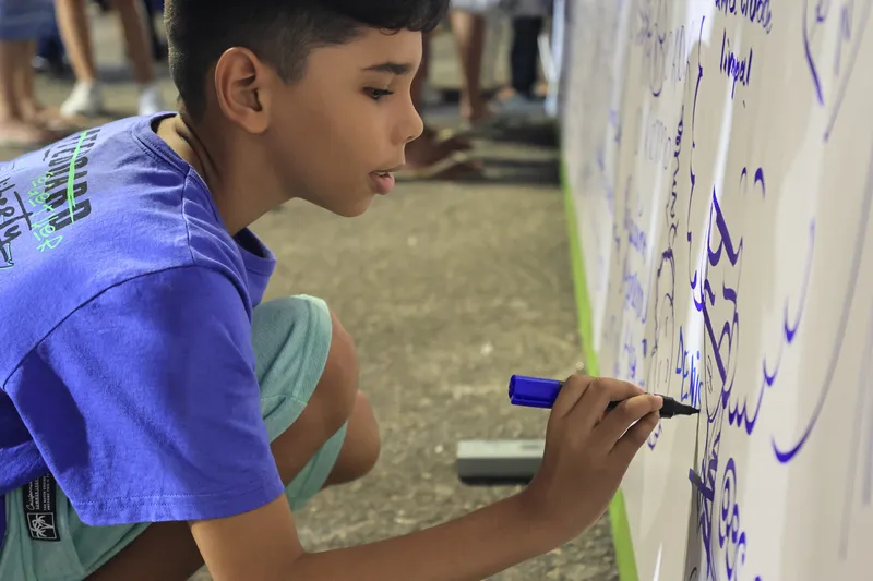 Mural interativo permitiu que o público deixasse mensagens de parabéns e desejos prósperos para a capital paraense <div class='credito_fotos'>Foto: Jader Paes   |   <a href='/midias/2025/originais/bc35c001-77d4-41e6-98b6-f5cafd7c9017.jpg' download><i class='fa-solid fa-download'></i> Download</a></div>