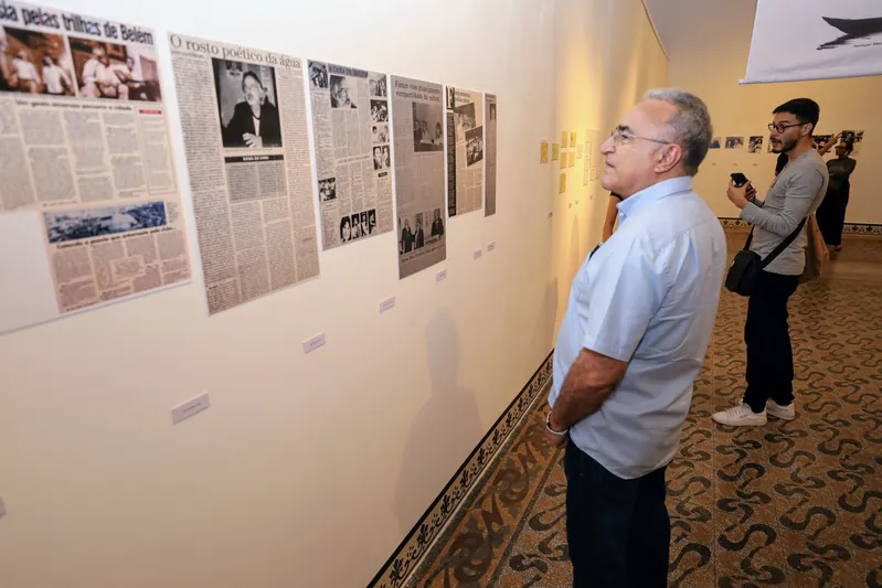Exposição no Mabe homenageia o poeta e escritor João de Jesus Paes Loureiro <div class='credito_fotos'>Foto: DINEI SOUZA / AG.BELÉM   |   <a href='/midias/2025/originais/bf89dc1c-7668-4f84-8fe7-7385d24b9f15.jpg' download><i class='fa-solid fa-download'></i> Download</a></div>