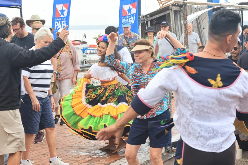 Alguns turistas não resistiram ao som do carimbó e caíram na dança.