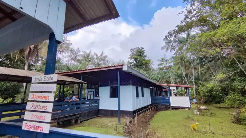 A escola Nossa Senhora dos Navegantes fica na margem do rio Aurá, no território insular de Belém. 