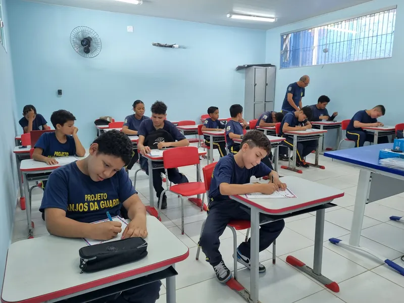 A participação no projeto Anjos da Guarda complementa a formação escolar das crianças e adolescentes.