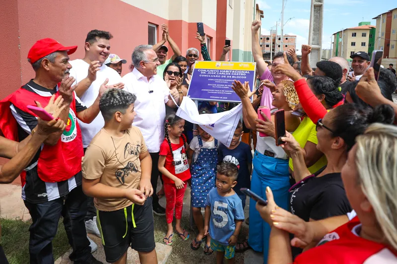 Momento histórico na inauguração do Conjunto Habitacional Doutor José Carlos Castro: ao romper a placa, a Prefeitura de Belém marca a realização de um sonho para 64 famílias que aguardaram 16 anos por essa conquista.
