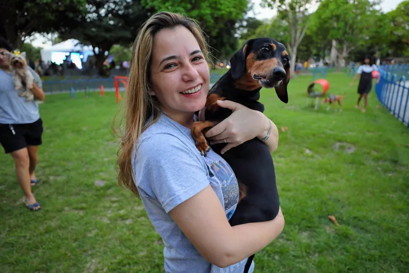 psicóloga, Adriana Riso, tutora das shih tzu Zoe, Zara e da salsicha Cissa <div class='credito_fotos'>Foto: DINEI SOUZA / AG.BELÉM | <a href='/midias/2025/originais/c384dea5-d253-4791-8e2d-898bccf057dc.jpg' download><i class='fa-solid fa-download'></i> Download</a></div>