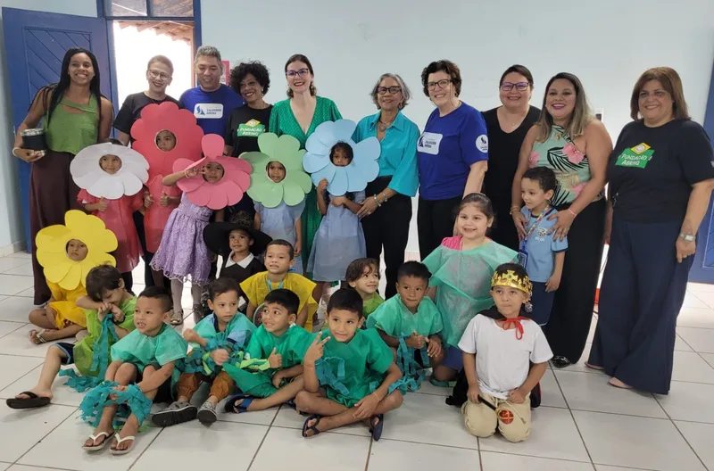 Comunidade escolar celebra escolas reformadas e equipadas 