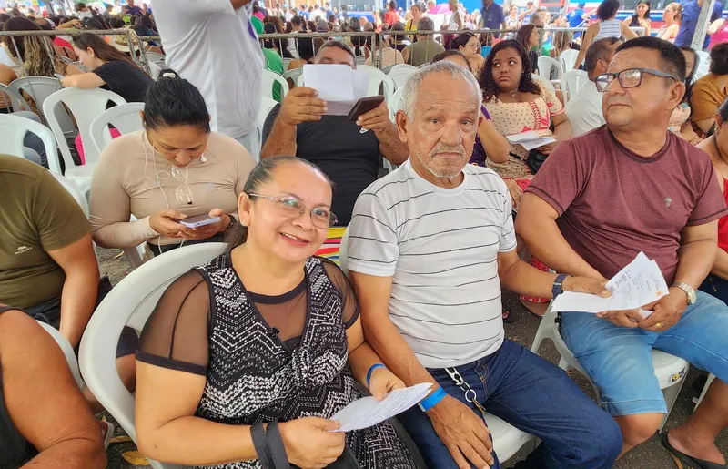 Dona Natalina Foro e seu Arlindo Foro, felizes e ansiosos, aguardando para escolher a armação dos novos óculos após o atendimento oftalmológico. <div class='credito_fotos'>Foto: Ascom Sesma | <a href='/midias/2025/originais/c665c445-8de6-4b45-baf6-0cb845ce30c1.jpg' download><i class='fa-solid fa-download'></i> Download</a></div>