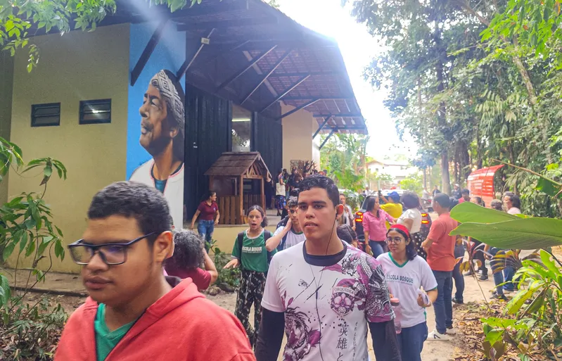 Alunos da Escola Bosque vivenciam a sustentabilidade na prática, aprendendo como o biodigestor transforma resíduos em energia renovável, contribuindo para um futuro mais verde