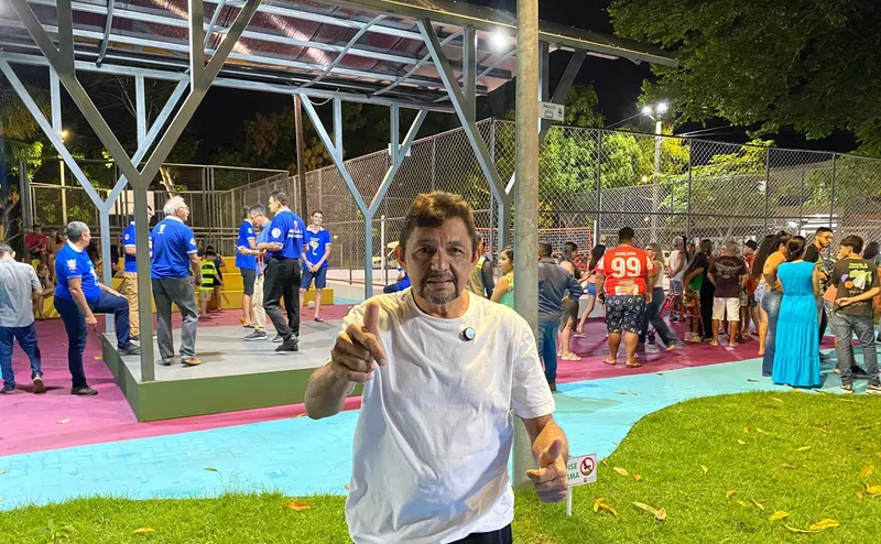 Nazareno Silva mora próximo à praça Edimar Araújo e manifesta gratidão à Prefeitura pelo espaço moderno. 