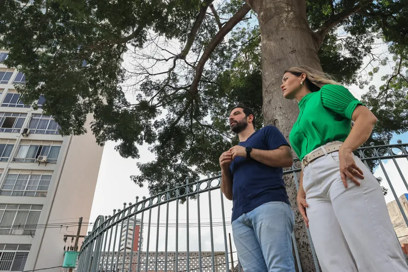 Prefeito Igor Normando e a secretária de Meio Ambiente, Juliana Nobre, acompanharam a vistoria técnica que avaliou a samaumeira centenária e descartou riscos.