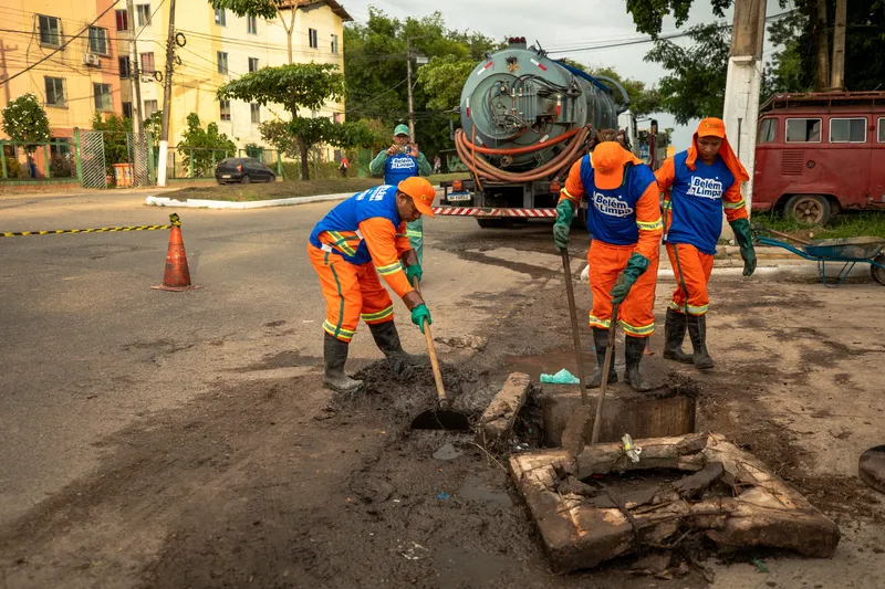 Equipes também atuaram na desobstrução da rede de drenagem para minimizar alagamentos na área.